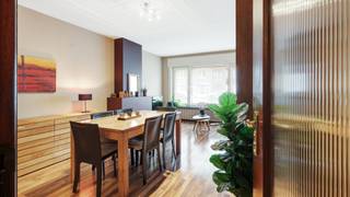 In een mooie en brede straat te Heist-aan-Zee verkopen wij dit leuk appartement, voorzien van 2 slaapkamers en een zonnige tuin aan de achterzijde. Het appartement bevindt zich in een kleinschalige residentie met slechts 3 appartementen en zonder syndicuskosten.<br /><br />De grote troeven van dit appartement zijn zonder twijfel de centrale locatie en de heerlijke tuin. <br />De ligging is rustig en op korte afstand van het strand, het station en de winkels.<br />De tuin is groot, onderhoudsvriendelijk en veilig voor kinderen en/of huisdieren.<br /><br />Indeling: een inkomhal, een aangename leefruimte met een zit- en eetplaats, een verzorgde halfopen keuken, een berging, 2 slaapkamers en een badkamer met douche en toilet.<br /><br />Energielabel C. Mogelijkheid tot het plaatsen van zonnepanelen op het hoofddak.<br />Een mooi aanbod in hartje Heist. Bezoek warm aanbevolen.<br /><br />Bezoeken of meer informatie? <br />Contacteer Willem Cauwels op tel. 050/89.27.70.