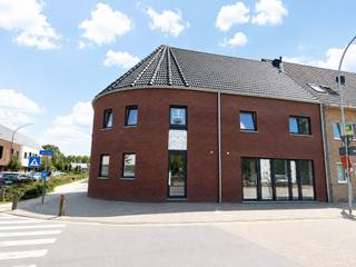 Hectaar bouwt twee energiezuinige nieuwbouwwoningen in het dorpscentrum van Steenhuffel, vlak bij de kerk. Hier woont u in een rustige, landelijke omgeving, terwijl u geniet van een vlotte bereikbaarheid dankzij de nabijheid van invalswegen zoals de A12. Bovendien bevinden openbaar vervoer, scholen en winkels zich op wandelafstand, wat deze woningen perfect maakt voor gezinnen. De woning is binnenkort woonklaar.<br /><br /><strong>Indeling van de woning:</strong><br />Gelijkvloers: Inkomhal met gastentoilet, lichtrijke leefruimte met open keuken (43m²), berging.<br />Eerste verdieping: Nachthal met apart toilet, 3 slaapkamers (14,76m² - 12,53m² - 9,69m²), ruime badkamer met ligbad, douche en dubbel lavabomeubel.<br />Buitenruimte: Aangename zuidgerichte tuin met mogelijkheid tot het plaatsen van een carport.<br /><br /><strong>Troeven van deze woning:</strong><br />- Unieke ligging in het dorpscentrum<br />- Energiezuinig wonen, gebruik lucht-water warmtepomp<br />- Vloerverwarming op het gelijkvloers voor extra comfort<br />- Zonnepanelen <br />- Regenwaterput (7.500L) aangesloten op toiletten, wasmachine en buitenkraan<br /><br />Bent u op zoek naar een energiezuinige nieuwbouwwoning op een unieke, centrale locatie? Neem dan snel contact met ons voor een bezoek ter plaatse.