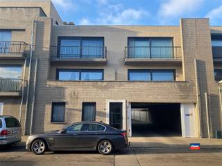 <p><span>HOBOKEN - PERFECT ONDERHOUDEN NIEUWBOUW APPARTEMENT (BJ 2009) MET TWEE SLAAPKAMERS, TWEE TERRASSEN EN ACHTERLIGGENDE OVERDEKTE AUTOSTAANPLAATS - RUSTIG GELEGEN OP DE EERSTE VERDIEPING VAN VERZORGD GEBOUW - EPC A | </span></p><p><span>Indeling als volgt: inkomhal - woonkamer met terras - open, geïnstalleerde keuken - badkamer met lavabomeubel en ligbad - toilet - twee slaapkamers - terras. Overdekte autostaanplaats met automatische sectionale poort achteraan het gebouw. </span></p><p><span>De maandelijkse huurprijs bedraagt 975 euro + 45 euro maandelijkse kosten (voor minuterie, onderhoud, ...).</span></p><p><span>Ideaal gelegen in rustige woonwijk in de onmiddellijke omgeving van winkels, openbaar vervoer, scholen en natuurgebied.</span></p><p><span>Het appartement is onmiddellijk beschikbaar.</span></p><p><span>De ramen zijn dubbel, hoogrendementsglas PVC.</span></p><p><span>De elektriciteit is conform het AREI.</span></p><p><span>Nieuwe verwarmingsketel (condensatie - 2021).</span></p><p><span>Aparte meters voor elektriciteit, gas en water.</span></p><p><span>Het appartement is geschikt voor maximum 3 personen en is bestemd om te worden gebruikt als hoofdverblijfplaats, het houden van een commerciële activiteit is dus niet toegelaten.</span></p><p><span>3 Maanden huurwaarborg zijn vereist.</span></p><p><span>Huisdieren zijn niet toegelaten, tenzij met schriftelijke toestemming van de eigenaar.</span></p><p><span> </span></p>