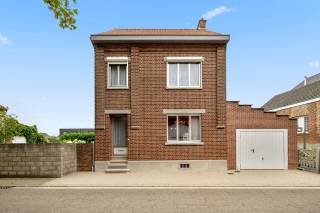 Op zoek naar een woning met ruimte, rust en mogelijkheden? Deze charmante gezinswoning biedt een uitstekende basis om er helemaal uw eigen thuis van te maken. De woning is goed onderhouden, maar kan hier en daar nog wat opgefrist worden, waardoor u de kans krijgt om ze volledig naar uw eigen smaak in te richten.<br />De rustige ligging is één van de grote troeven: u geniet van een aangename woonomgeving met een mooie tuin waar u heerlijk kunt ontspannen, terwijl alle nodige voorzieningen op korte afstand bereikbaar zijn. Scholen, winkels, restaurants en openbaar vervoer bevinden zich vlakbij, wat zorgt voor een ideale combinatie van comfort en bereikbaarheid.<br />Binnenin beschikt de woning over een ruime indeling met maar liefst vier slaapkamers, ideaal voor een gezin of voor wie extra ruimte wenst. De ingerichte keuken sluit aan bij de gezellige leefruimtes, met onder andere twee woonkamers en een aparte eetkamer. Dankzij de verschillende leefruimtes is er volop plaats voor ontspanning, gezellig samenzijn en eventueel een thuiswerkplek.<br />Daarnaast beschikt de woning over een grote garage en twee praktische bergruimtes, waarvan één perfect dienst kan doen als wasplaats. Extra opslagmogelijkheden zorgen voor een aangenaam en georganiseerd wooncomfort.<br />De combinatie van de rustige omgeving, de ruime woning, de mooie tuin en de uitstekende ligging maakt dit een unieke kans voor wie op zoek is naar een ruime gezinswoning met potentieel.<br />Een woning met karakter, ruimte en mogelijkheden, klaar om uit te groeien tot uw nieuwe thuis.
