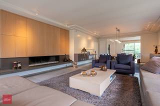 Instapklare villa bestaande uit een inkomhall, living met gas haard, eetplaats, lichtrijke uitbouw zitplaats, ingerichte keuken, 4...