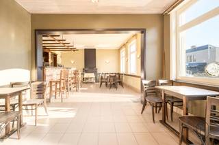 Cet immeuble polyvalent combine parfaitement vie privée et activité professionnelle. Grâce à ses multiples fonctions, il est idéal pour...