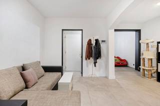 Indeling:Gelijkvloerse verdieping:- inkomhal met ingemaakte kasten- woonkamer- open keuken- tuin met tuinhuis (155m²) bereikbaar vanuit de keuken- slaapkamer - badkamer voorzien van een douche, lavabo, toilet en aansluitingen voor de was- en droogmachineBijzonderheden: - gunstige EPC-score (B)- asbestveilig- dak werd reeds geïsoleerd- recente condensatieketel (2019)- mobiscore 8,6/10 gelegen vlakbij Colruyt, openbaar vervoer, scholen..- unieke kans op kangoeroewonen of opbrengsteigendom, aangezien ook het duplexappartement op de eerste verdieping beschikbaar isBent u geïnteresseerd in dit gelijkvloersappartement te koop in Hoboken? Aarzel dan niet om contact met ons op te nemen via janice.racaj@dewaele.com of op 03 206 76 73.Wenst u uw eigendom ook te koop of te huur te stellen? We helpen u graag verder.Steeds tot uw dienst om u verder te helpen met al uw vragen over vastgoed!