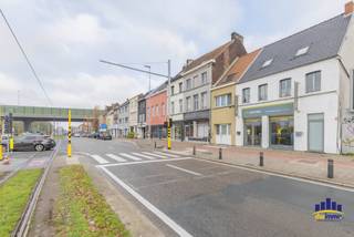 In Gentbrugge bevindt zich deze ruime woning met een grondoppervlakte van 149 m² en een bewoonbare oppervlakte van 142 m². <br />Men komt binnen via de inkomhal, die toegang geeft tot de leefruimte. Aansluitend bevindt zich de keuken met zicht op de buitenruimte. Achteraan is er een tuin/buitenruimte van ongeveer 60 m².<br />Op de eerste verdieping zijn er twee slaapkamers. De tweede verdieping telt nog twee slaapkamers en een badkamer.<br />De woning is bewoonbaar, maar renovatiewerken zijn aangewezen. Het EPC-attest heeft een C-label (289 kWh/m²/jaar). De woning is asbestveilig, de elektrische installatie is niet conform.<br />De ligging biedt een vlotte verbinding met het openbaar vervoer en de belangrijkste invalswegen en snelwegen.<br /><br />Vraagprijs: €265.000<br /><br />Geschikt voor wie op zoek is naar een woning met ruimte en mogelijkheden in Gentbrugge.<br />Voor meer info en/of een bezoek in te plannen: mail naar matisse@dwimmo.be of bel naar 0472 87 62 87