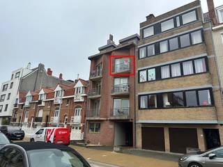 Een gezellig 1-slaapkamerappartement met lateraal zeezicht, perfect voor wie op zoek is naar comfort en een schitterende locatie. De lichtrijke living vormt het hart van dit appartement en staat in open verbinding met de moderne keuken. Deze is volledig uitgerust met een dampkap, elektrisch fornuis, koelkast met vriesvakje en een oven, ideaal voor de culinaire liefhebber. De badkamer beschikt over een douche en het toilet is apart, wat extra privacy en gemak biedt. Het gebouw is voorzien van een lift, wat zorgt voor extra comfort, en er is ook een fietsenberging beschikbaar voor de actieve huurder. Het appartement bevindt zich op wandelafstand van winkels en openbaar vervoer, waardoor alle dagelijkse benodigdheden binnen handbereik zijn. Bovendien is er een klein balkonnetje aan de voorzijde, waar u kunt genieten van een kopje koffie en het uitzicht. Dit aantrekkelijke appartement is beschikbaar vanaf 01/11/2026 en heeft een huurprijs van 725 euro per maand, plus een voorschot van 60 euro voor de algemene onkosten. Ben je geïnteresseerd in dit pand te huur in Oostende? Ga naar de website www.dermul.be, klik op het pand dat je wenst te huren. Via de knop "ik heb interesse" vragen we u kort een profiel in te vullen. Daarna nemen we contact op voor een bezoek. Telefonisch kunnen er geen afspraken gemaakt worden.