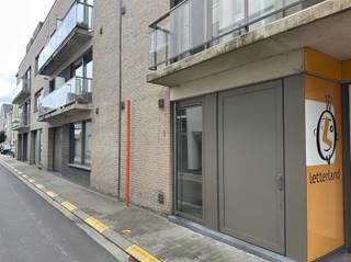 <p><span>Appartement op wandel afstand van de markt en De Donk, dichtbij alle winkels en het station en met een snelle aansluiting naar de N60. </span></p><p><span> </span></p><p><span>Indeling</span></p><p><span> </span></p><p><span>Het appartement omvat een inkomhal met vestiaire kast, een living met open (uitgeruste) keuken, een balkon, aanpalend een technische berging, 1 volwaardige slaapkamer en een badkamer met lavabomeubel en douche. </span></p><p><span>Tot slot hoort bij het appartement een privatieve kelder berging en een autostaanplaats op de binnenkoer. </span></p><p><span>Het appartement is momenteel verhuurd.</span></p><p><span> </span></p><p><span>Wat maakt dit appartement interessant? </span></p><p><span>Instapklaar</span></p><p><span>Autostaanplaats </span></p><p><span>Centrum Oudenaarde</span></p><p><span>epc b label</span></p><p><span> </span></p><p><span>Interesse?</span></p><p><span>Voor meer info en/of een afspraak, bel 0498 88 88 89</span></p>