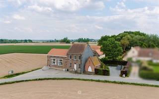 <p><span>GOEFERDINGE - Vous recherchez une maison d'exception avec vue sur la campagne ?</span></p><p><span>Alors cette propriété pourrait bien vous intéresser.</span></p><p><span> </span></p><p><span>Les principales caractéristiques en bref</span><span>:</span></p><ul><li><span>Situé dans le village très rural de Goeferdinge</span></li><li><span>Rénovation originale d’une ancienne école aux touches architecturales singulières</span></li><li><span>Ambiance loft « "»", à la fois extraordinaire et unique</span></li><li><span>Matériaux de très haute qualité : parquet, pierre naturelle</span></li><li><span>Très lumineux grâce aux grandes baies vitrées</span></li><li><span>Vue imprenable sur les champs</span></li><li><span>Double garage</span></li><li><span>AUCUNE obligation de rénovation – inventaire du patrimoine</span></li></ul><p><span> </span></p><p><span>Voici à quoi ressemble le rez-de-chaussée :</span><span>I</span></p><p><span>Hall d'entrée avec toilettes invités. Le vaste espace de vie avec ses hauts plafonds et sa cheminée. La mezzanine et l'intégration de la bibliothèque à l'étage intermédiaire confèrent à la pièce une ambiance loft unique. Depuis la bibliothèque, vous bénéficiez d'une vue imprenable sur les champs. Toujours au rez-de-chaussée, une cuisine spacieuse et ouverte avec coin repas et mezzanine. La cuisine est équipée d'appareils électroménagers haut de gamme et offre tout le confort nécessaire. Accès au local technique/débarras et au double garage avec porte automatique. </span></p><p><span>Voici à quoi ressemble l'étage :</span></p><p><span>L'escalier d'origine de l'école mène au palier très spacieux. Cet espace, similaire à la bibliothèque et pouvant servir de bureau, apporte à nouveau une touche architecturale unique. Deux chambres d'enfants avec mezzanine et lavabo. Possibilité d'aménager une salle de douche entre les deux chambres d'enfants. Des toilettes séparées. La chambre parentale avec dressing et salle de bains attenante équipée d'un lavabo, d'une très grande douche à l'italienne et d'une baignoire. Magnifique et spacieux palier. </span></p><p><span> </span></p><p><span>Prix indicatif : €795 000</span></p><p><span> </span></p><p><span> </span></p>
