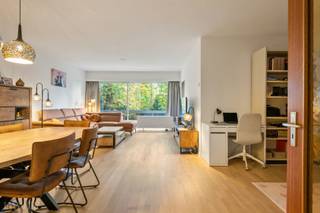 Charmant en goed onderhouden appartement met twee ruime slaapkamers, gelegen op een toplocatie in de nabijheid van winkels, scholen en...