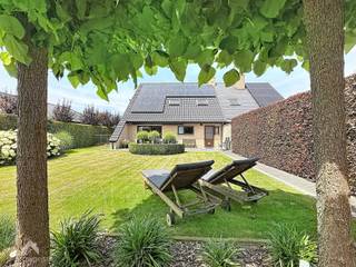 <p>Stijlvolle afgewerkte halfopen gezinswoning op een toplocatie in Nevele, rustig en residentieel gelegen op een perceel van 554m² met een bewoonbare oppervlakte van 205m². De woning bevindt zich op wandelafstand van winkels, scholen en openbaar vervoer en geniet van een vlotte verbinding naar de autosnelweg. <br />De indeling omvat een inkomhal met gastentoilet, een lichtrijke leef- en eetruimte, een apart bureel, een volledig geïnstalleerde leefkeuken met aansluitende berging, aparte wasruimte en 2<sup>e</sup> toilet gelijkvloers, inpandige garage en een prachtig aangelegde tuin zonder inkijk. Op de verdieping bevinden zich vier volwaardige slaapkamers en een ruime badkamer met ligbad, douche, dubbele lavabo en toilet en een praktische zolder nu gebruikt als berging.<br /><br />Bekijk hier de video.</p>
Extra troeven:<br />
<ul>
<li>Energiezuinig EPC B met 136 kwh/m2 jaar</li>
<li>30 zonnepanelen (groene stroomcertificaten tot 2031 (ca. 5 certificaten per jaar 330 €/stuk)</li>
<li>Airco's</li>
<li>Waterverzachter</li>
<li>Perceel: 554m²</li>
<li>Bew. oppervlakte: 205m²</li>
<li>Prachtig aangelegde tuin zonder inkijk</li>
<li>Tuinberging</li>
<li>Ingemaakte kasten (slaapkamers, garage, wasruimte)</li>
<li>Carport (2021)</li>
<li>Bovenverdieping : vernieuwde vloeren, binnendeuren en V-luxramen <strong> </strong>2021</li>
<li>Inpandige garage</li>
<li>Alu sectionale poort en alu voordeur 2023</li>
<li>4 volwaardige slaapkamers</li>
<li>Op wandelafstand van alle voorzieningen</li>
<li>Vlotte verbinding naar de autosnelweg</li>
</ul>
Beschikbaar: september 2027 in overleg<br /><br />Bekijk hier de virtuele tour: https://vt.plushglobalmedia.com/tour/TT1AEDIVXS<br />
<p>Te koop zonder makelaar via Smart Houses. Wenst u meer informatie of een bezoek? Contacteer rechtstreeks de eigenaar +32473423144</p>