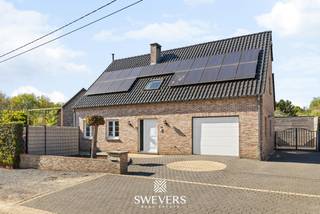 Voor meer info en foto’s, surf naar www.swevers.be – Deze open bebouwing in Helchteren (Ambachtstraat 33B) combineert ruimte, comfort en flexibiliteit. De woning uit 1996 werd goed onderhouden en deels geüpgraded met o.a. zonnepanelen en warmtepompboiler (2016), een nieuwe gasketel (2019) en een pelletkachel (2023). Met een bewoonbare oppervlakte van 225 m² biedt ze plaats voor het hele gezin.<br />Via de inkomhal met gastentoilet bereikt u de lichtrijke leefruimte van ca. 40 m² met zit- en eetgedeelte. Aansluitend ligt de praktische keuken (20 m²) met toegang tot tuin, wasplaats, garage en kelder. De inpandige garage (25 m²) biedt potentieel voor een studio, praktijk of kangoeroewonen gezien hier alle nutsvoorzieningen aanwezig zijn. Boven zijn er drie ruime slaapkamers (25 m² en 2 x 16 m² met inbouwkasten), een zeer ruime badkamer en een extra ruimte die kan dienen als dressing of bureau. Zelfs de overloop biedt ruimte voor een extra bureau of ontspanningsruimte. De kelder (31 m²) zorgt voor extra opslag.<br />Het perceel van 7a 59ca is zuidwest georiënteerd en beschikt over een recent aangelegde, verzorgde tuin met terras en veel privacy. Een bijgebouw van 40 m² biedt extra mogelijkheden als werkplaats of hobbyruimte. Rustig gelegen en toch nabij scholen, winkels (1 km) en vlotte verbinding via de autosnelweg (6 km). Voor meer informatie, bel 011 255 155. Bron bewoonbare oppervlakte: EPC – verslag.