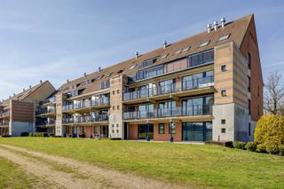 V3 : terrasse avec abri de jardin, hall d'entrée avec WC et escalier en colimaçon vers V4. Salle de séjour sur la terrasse. Cuisine fermée, salle...