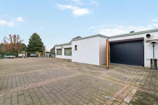 <p><span>Op zoek naar een uitzonderlijke eigendom waar wonen, ondernemen en visie samenkomen? Dan is dit gunstig gelegen multifunctioneel pand precies wat u zoekt!</span></p><p><span>Een pand dat uitblinkt in ruimte en veelzijdigheid. Momenteel bekend als één van de meest gewaardeerde horecazaken in de omgeving, maar bovenal een zeldzame opportuniteit voor wie groots durft denken.</span></p><p><span> </span></p><p><span>Dit woon- en handelshuis biedt een unieke synergie tussen privé comfort en professionele mogelijkheden. Of u nu droomt van een hoogwaardige horecazaak, dansschool, een praktijk, kantoorruimte of een exclusieve combinatie van wonen en werken. Dit pand vormt het perfecte canvas.</span></p><p><span> </span></p><p><span>Indeling:</span></p><p><span>Gelijkvloers: Aangename leefruimte, bureau/slaapkamer, badkamer met toilet, dubbele lavabo, ligbad en instapdouche, keuken (voorzien van alle comfort), wasplaats, koelcel, handelsruimte met bijgebouwen.</span></p><p><span>Verdieping: Nachthal, drie slaapkamers.</span></p><p><span> </span></p><p><span>Extra info: Totale bruikbare vloeroppervlakte van maar liefst 608 m², ideale combinatie van wonen en werken, energielabel D (zaal) en E (privé), 36 zonnepanelen, rolluiken, elektrische installatie CONFORM AREI, voldoende parkeermogelijkheden, watertoets (P- en G-score: A), volledig omheind, groot terras!</span></p><p><span> </span></p><p><span>Dit is geen klassiek vastgoed, maar een kans met karakter, waar ambitie en levenskwaliteit elkaar ontmoeten. Een pand dat zich leent voor ondernemers, investeerders en levensgenieters die op zoek zijn naar iets méér.</span></p><p><span>Aarzel niet en plan vandaag nog uw bezoek in!</span></p><p><span>Kenneth (0472/03 25 88) - <span>kenneth.pollet@vastgoedhuys.be</span></span><span> of Melissa (0486/54 71 80) - <span>melissa.cardaci@vastgoedhuys.be</span></span></p><p><span> </span></p>