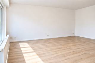 <p>BEZOEKMOMENT VOLZET!!!<br /><br />Op de tweede verdieping van een kleinschalige residentie bevindt zich dit aangename appartement met twee slaapkamers en een zuidgericht terras. Dankzij de praktische indeling, de aangename leefruimtes en de vele natuurlijke lichtinval is dit een comfortabel appartement voor wie op zoek is naar een gezellige thuis.<br /><br />INDELING<br />Het appartement wordt betreden via een ruime inkomhal van ca. 10 m², voorzien van een gastentoilet met handenwasser. Vanuit de inkomhal is er een praktische berging bereikbaar. <br />Aan de voorzijde van het appartement bevindt zich de ruime woonkamer van ca. 30 m². Dankzij de het grote schuifraam geniet deze ruimte van een aangename natuurlijke lichtinval. Aansluitend bevindt zich de keuken, afgewerkt met een tegelvloer en uitgerust met een inductiekookplaat, dampkap, oven, 2 spoelbakken en voldoende kastruimte.<br />Aan de achterzijde van het appartement bevinden zich twee slaapkamers van elk ca. 11 m², beide voorzien van een onderhoudsvriendelijke laminaatvloer.<br />De badkamer beschikt over een ligbad met douchefunctie en een badkamermeubel met enkele lavabo, spiegel, kolomkast en aansluiting voor wasmachine en droogkast.<br /><br />BIJZONDERHEDEN<br />Zuidgericht terras.<br />PVC-schrijnwerk met dubbele beglazing en cv dmv. condensatieketel op gas. <br />Inpandige fietsenstalling.<br /><br />Vaste koste: €70: minuterie, water - waarborg: 3 maanden - Plaatsbeschrijving: €160 + btw per partij<br />Beschikbaar vanaf 01/11/2026</p>
<p><span> </span></p>