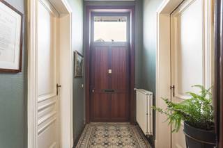 <p>Authentieke herenwoning uit 1908 met prachtige Engelse tuin</p>
<p>Een unieke herenwoning waar karakter, ruimte en groen perfect samenkomen.</p>
<p>Deze authentieke woning uit 1908 charmeert vanaf het eerste moment met haar statige uitstraling, royale volumes en prachtige Engelse tuin met siervijver. Een uitzonderlijke eigendom voor wie op zoek is naar een woning met ziel én tal van mogelijkheden.</p>
<p>Op het gelijkvloers bevinden zich een imposante inkomhal, bureel, praktische berging/proviandkamer, een sfeervolle leefruimte met massieve parketvloer en gashaard, en een ingerichte keuken met Lacanche fornuis en prachtig zicht op de tuin. Een afzonderlijk gastentoilet vervolledigt deze verdieping.</p>
<p>De eerste verdieping omvat drie ruime slaapkamers en een badkamer met dubbele wastafel, douche en toilet. Op de tweede verdieping bevindt zich een vierde slaapkamer, aangevuld met twee royale zolderruimtes, waarvan één met mezzanine. Deze bieden uitstekende mogelijkheden voor bijkomende slaapkamers, een hobbyruimte, praktijk of thuiskantoor.</p>
<p>Buiten vormt de prachtig aangelegde Engelse tuin een absolute blikvanger. Het ruime terras, de siervijver en de groene omgeving zorgen voor een unieke oase van rust en privacy. Daarnaast beschikt de woning over een garage en een private toegang achteraan via een losweg.</p>
<p>Zonnepanelen, een thuisbatterij en centrale verwarming op aardgas zijn extra troeven.</p>
<p>Dankzij haar uitzonderlijke uitstraling en veelzijdige indeling is deze woning ideaal als exclusieve gezinswoning, voor een vrij beroep of als charmante B&amp;B.</p>
<p>Een zeldzame eigendom die u absoluut gezien moet hebben.</p>
<p></p>