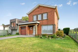 Vlak bij het centrum van Anzegem treffen we deze te renoveren halfopen woning met prachtig zicht over de velden.<br /><br />Welkom in deze charmante woning die uitblinkt in ruimte, licht en potentieel. Op het gelijkvloers bevindt zich een ruime <strong>inkomhal</strong> met <strong>apart toilet</strong>, een <strong>grote leefruimte </strong>met <strong>eetplaats</strong> en een <strong>recente keuken</strong> van waaruit je geniet van een prachtig verzicht over de omgeving. Daarnaast vind je er ook een praktische <strong>garage</strong> <strong>met zolderruimte</strong>, een <strong>wasplaats</strong> en een gezellige <strong>veranda</strong> — ideaal om in alle seizoenen te genieten van het uitzicht.<br /><br />Op de verdieping beschikt de woning over <strong>drie volwaardige slaapkamers en een badkamer </strong>met bad, toilet en lavabomeubel. Extra bergruimte vind je in de <strong>droge kelder</strong>.<br />Deze woning biedt een uitstekende basis voor wie op zoek is naar een solide gezinswoning die volledig naar eigen smaak kan worden afgewerkt.<br /><br />Gelegen op wandelafstand van winkels, scholen en andere voorzieningen, combineert dit pand het beste van twee werelden: rust en zicht, met alles binnen handbereik.<br />👉 Ideaal voor wie houdt van een woning met potentieel en een prachtig uitzicht!
<h3>Interesse in deze woning?</h3>
Voor meer info of een bezoek ter plaatse, contacteer Martijn via 0470/62.95.68 of via martijn@maesconceptimmo.be