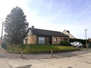 In een aangename en groene omgeving in Leefdaal, deelgemeente van Bertem, bevindt zich deze vrijstaande bungalow uit 1977 met tal van...