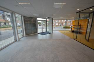 Res. Nivaria<br />Ruim en veelzijdig handelspand van maar liefst 143 m² op een strategische topligging in Zeebrugge!<br />Dit handelspand is gelegen in de commercieel aantrekkelijke Vismijnstraat en geniet dankzij de strategische hoekligging van een uitstekende visibiliteit, brede gevel en constante passage. Een ideale locatie voor wie zijn zaak, kantoor of dienstverlening maximaal in de kijker wil plaatsen.<br />Met een oppervlakte van maar liefst 143 m² biedt het pand volop ruimte en tal van mogelijkheden. De huidige inrichting als kantoor zorgt voor een praktische en professionele indeling, met een ruime en lichtrijke inkom die perfect kan worden ingericht als onthaal, wachtruimte of open werkplek.<br />Daarnaast beschikt het pand over verschillende afzonderlijke ruimtes die dienst kunnen doen als kantoor-, vergader-, opslag- of polyvalente ruimte. Een aparte kitchenette, sanitair en technische ruimte zorgen voor het nodige comfort.<br />Dankzij de flexibele indeling kan het pand bovendien eenvoudig worden aangepast aan de specifieke noden en activiteiten van de nieuwe huurder.<br />Een bijzonder interessante commerciële locatie voor ondernemers die ruimte, zichtbaarheid en flexibiliteit willen combineren.<br />Beschikbaar in onderling overleg met de huidige huurders.<br />Grondplannen zijn beschikbaar op aanvraag.<br />Ref. W550