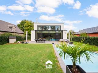 [[ DIT PAND NEEMT DEEL AAN DE ERA OPEN HUIZEN DAG OP 6/12 VAN 11:00 TOT 12:00 ]]
<p><strong>Stijlvol wonen aan de rand van het bos – luxueuze villa in Grimbergen</strong></p><p>In een rustige, doodlopende straat van het groene Grimbergen bevindt zich deze exclusieve, energiezuinige villa die luxe en comfort op een uitzonderlijk niveau samenbrengt. Achter de strakke architectuur schuilt een warm en hedendaags interieur, met een fenomenaal zicht op de zuidgerichte tuin en het achterliggende bos – pure privacy en sereniteit, recht vanuit uw leefruimte.</p><p>Dankzij een geothermische warmtepomp, vloerverwarming, 13,5 kW zonnepanelen, een 20 kW thuisbatterij én EPC-label A, woont u hier toekomstgericht en duurzaam, zonder in te boeten op comfort. De woning telt vier ruime slaapkamers, waarvan de master suite is uitgerust met een royale inloopdressing en een en-suite badkamer.</p><p>De kelder (150m³) biedt veel stockageruimte en is voor 60m² ingericht als homecinema en speelruimte. Dit biedt een zee aan mogelijkheden – van wellness tot werkruimte,... Buiten geniet u van een verwarmd zwembad, perfect geïntegreerd in het landschap. Voor uw veiligheid is er videobewaking en een alarmsysteem.</p><p>De dubbele garage en royale oprit maken het plaatje compleet. Dit is geen huis, maar een levensstijl – discreet luxueus, doordacht ontworpen en tot in de puntjes afgewerkt.</p>