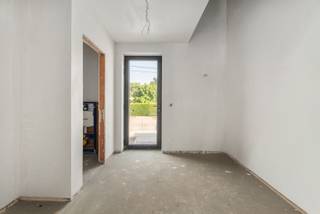 <p><strong>Ben je op zoek naar een energiezuinige nieuwbouwwoning met drie slaapkamers en een zonnige, zuidgerichte tuin, die je verder naar eigen smaak kunt afwerken? Zo gevonden!</strong></p>
<p>Deze stijlvolle BEN-woning combineert hedendaagse architectuur met een hoogwaardige afwerking en uitstekende energieprestaties. Dankzij de lucht-waterwarmtepomp, vloerverwarming, ventilatiesysteem D met warmteterugwinning, zonnepanelen en een performante isolatie behaalt de woning een E-peil van slechts E20. Zo geniet je niet alleen van optimaal wooncomfort, maar ook van een bijzonder lage energiefactuur.</p>
<p>De woning is gelegen op een perceel van 221 m² en beschikt over een bewoonbare oppervlakte van 155,9 m². Buiten geniet je van een zuidgerichte tuin van ca. 60 m² en een terras van 15 m², waar je de hele dag van de zon kunt genieten. Daarnaast is er de mogelijkheid om een carport te plaatsen (vergund, maar momenteel niet voorzien), zodat je ook over een overdekte parkeerplaats kunt beschikken.</p>
<p>Op het gelijkvloers vind je een inkomhal met gastentoilet, een lichtrijke woonkamer, een gezellige eetkamer en een ruime open keuken. Verder is er een praktische berging met aansluitingen voor wasmachine en droogkast. Vanuit de leefruimte heb je rechtstreeks toegang tot het terras en de tuin.</p>
<p>Op de verdieping bevinden zich drie volwaardige slaapkamers van 14 m², 12 m² en 12 m², en een badkamer van 10 m².</p>
<p>Een extra troef is dat de keuken en badkamer nog niet geplaatst zijn, waardoor je als koper deze volledig naar eigen smaak en stijl kunt kiezen en afwerken (inbegrepen in de prijs). Ook voor verschillende andere afwerkingsmaterialen is nog keuze mogelijk binnen de voorziene budgetten.</p>