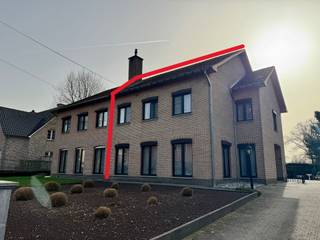 <p><span>Halfopen bebouwing in rustige straat te As</span></p><p><span>Deze charmante halfopen bebouwing is gelegen in de rustige straat Overeinde in As, op een perceel van 6a 79ca. De woning, gebouwd in 1974, beschikt over een bewoonbare oppervlakte van 172 m² en biedt tal van troeven voor wie op zoek is naar ruimte en comfort.</span></p><p><span>Bij het betreden van de woning komt u in een ruime inkomhal met gastentoilet. Van hieruit heeft u toegang tot de lichtrijke eet- en woonkamer, afgewerkt met een stijlvolle parketvloer. De woonkamer is uitgerust met een gezellige gashaard en convectoren, wat zorgt voor extra comfort.</span></p><p><span>Aansluitend bevindt zich de keuken van Gopa, voorzien van een duurzaam granieten werkblad. Zowel het werkblad als de vloer werden vernieuwd in 2013.</span></p><p><span>Via de nachthal bereikt u drie slaapkamers: twee ruime kamers en één kleinere kamer, die momenteel ingericht is als bureauruimte. De badkamer is uitgerust met een douche, toilet en een ruim badkamermeubel.</span></p><p><span>De woning beschikt over een kelder waar zich de aansluitingen voor wasmachine en droogkast bevinden, evenals de aardgasketel van Viessmann. Daarnaast is er een geïsoleerde zolder aanwezig.</span></p><p><span>Op vlak van energie en duurzaamheid zijn er reeds 12 zonnepanelen geplaatst in 2022. Verder is de woning voorzien van dubbele beglazing met houten ramen, rolluiken en heeft ze een EPC-score C.</span></p><p><span>Buiten geniet u van een aangenaam terras met zonnewering en een verzorgde tuin met tuinhuis. De ruime garage biedt plaats aan twee wagens en is uitgerust met een elektrische poort.</span></p><p><span>Kortom, een goed onderhouden woning gelegen in een rustige en aangename buurt.</span></p><p><span> </span></p><p><span>De woning komt vrij in maart 2027.</span></p><p><span> </span></p><p><span>Meer info of graag een bezichtiging? Neem contact op met Iris via 0483 110875 of Iris@jemar.be</span></p>