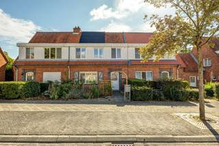 <p><span>Welkom in dit lichtrijke en energiezuinige huis, waar comfort, ruimte en een uitstekende ligging samenkomen.</span><span> Grote raampartijen zorgen voor een overvloed aan natuurlijk licht, terwijl de ruime leefvolumes en de rustige woonwijk van deze woning een heerlijke thuis maken.</span></p><p><span> </span></p><p><span>In de Hollandsemolen in Waasmunster vind je deze volledig gerenoveerde woning. Ze is rustig gelegen in een aangename residentiële wijk en geniet van een uitstekende bereikbaarheid. Dankzij de vlotte verbinding met de E17 en het openbaar vervoer bereik je omliggende steden, winkels, scholen en andere voorzieningen in een mum van tijd.</span></p><p><span> </span></p><p><span>De woning werd volledig gestript en met oog voor kwaliteit gerenoveerd . Zo geniet je de komende jaren van maximaal wooncomfort én de zekerheid van een instapklare woning.</span></p><p><span>Met een bruikbare oppervlakte van ca. 125 m² (volgens EPC), drie volwaardige slaapkamers en een vaste trap naar een polyvalente zolderruimte die perfect dienst kan doen als vierde slaapkamer, bureau of hobbyruimte, biedt deze woning verrassend veel plaats. De zonnige tuin van ca. 161 m² beschikt bovendien over een tuinhuis en een handige achteruitgang via een poortje.</span></p><p><span> </span></p><p><span>Ook op vlak van energie scoort deze woning uitstekend. Dankzij hoogrendementsbeglazing, doorgedreven isolatie en 10 zonnepanelen behaalt de woning een gunstig EPC-label B (114 kWh/m²/jaar).</span></p><p><span> </span></p><p><span>Indeling</span></p><p><span>Gelijkvloerse verdieping</span></p><ul><li><span>inkomhal</span></li><li><span>toilet</span></li><li><span>volledig geïnstalleerde keuken</span></li><li><span>ruime en lichtrijke leefruimte</span></li><li><span>tuin van ca. 161m² met tuinhuis en achteringang via poortje</span></li><li><span>kelder</span></li></ul><p><span>Eerste verdieping</span></p><ul><li><span>nachthal</span></li><li><span>slaapkamer één</span></li><li><span>slaapkamer twee</span></li></ul><ul><li><span>slaapkamer drie met vast trap naar vierde slaapkamer/ bureau onder het dak</span></li><li><span>badkamer voorzien van bad, toilet en enkele wastafel</span></li><li><span>zolder</span></li></ul><p><span>Troeven</span></p><ul><li><span>Topligging in een rustige, residentiële wijk in Waasmunster</span></li><li><span>elektrische rolluiken voorzien</span></li><li><span>EPC label B</span></li></ul><p><span>Ben jij geïnteresseerd in dit energiezuinig huis te koop op een toplocatie in Waasmunster, ben je op zoek naar ander vastgoed, een investering of wens je de waarde van jouw eigendom te kennen? Dan ben je bij BOLT immo aan het juiste adres! Wij helpen jou graag verder.</span></p>
