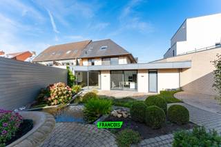 INSTAPKLARE RUIME ENERGIEZUINIGE WONING MET KANTOOR-, PRAKTIJK- OF WINKELRUIMTE OF MOGELIJKHEID TOT KANGOEROEWONEN vanaf 449.000€<br /><br />Deze ruime en volledig instapklare woning met EPC-label B biedt een unieke combinatie van comfortabel wonen en professioneel ondernemen. Dankzij de kantoor-, praktijk- of winkelruimte zijn de mogelijkheden bijzonder veelzijdig. De woning is dan ook perfect geschikt voor vrije beroepen zoals een oogarts, kinesist, tandarts, consultant of schoonheidsspecialist, maar biedt eveneens de kans om er je eigen zaak of winkel uit te bouwen. Anderzijds kan deze ook naar een tweede leefruimte worden omgevormd. De mogelijkheden zijn eindeloos!<br /><br />De aangename en lichtrijke leefruimte met de gezellige haard, de aansluitende eetruimte en de volledig uitgeruste keuken creëren samen een warme en uitnodigende sfeer. Daarnaast beschikt de woning over verschillende ruime slaapkamers, waaronder een royale master bedroom met dressing en ensuite badkamer. Een tweede badkamer, meerdere polyvalente ruimtes en een ruime zolder zorgen voor extra comfort en mogelijkheden.<br /><br />Je geniet van een kwalitatieve afwerking, er een liftkoker voorzien en er is ook een garage. Dankzij de veelzijdige indeling behoort ook kangoeroewonen tot de mogelijkheden.<br /><br />Interesse om deze veelzijdige woning met eigen ogen te ontdekken? Plan vandaag nog je bezoek via 051 47 48 47 of Tielt@immofrancois.be.