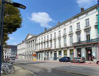 <p><span>GENT - Graaf van Vlaanderenplein: Op zoek naar een casco</span><span> commerciële/kantoor ruimte te huur op toplocatie in Gent? </span><span>Dan is dit pand mogelijk iets voor u.</span></p><p><span> </span></p><p><span>De belangrijkste troeven in een notendop:</span></p><ul><li><span>Gelegen </span><span>aan Gent-Zuid</span></li><li><span>Nabij invalswegen, openbaar vervoer en openbare parking</span></li><li><span>Goede visibiliteit </span></li><li><span>Veel passage gedurende heel het jaar</span></li><li><span>Neoclassicistische gevel</span></li><li><span>Talloze mogelijkheden voor een brede waaier aan handelszaken</span><span> (eerste foto <span>gecreëerd</span></span><span> door AI)</span></li><li><span>Uitbreiding mogelijk naar grotere oppervlakte</span></li></ul><p><span> </span></p><p><span>Indeling:</span></p><p><span>Riante casco ruimte in te delen naar uw voorkeuren. Alsook ruimte met voorzieningen voor sanitair en keuken.</span></p><p><span><br /></span><span>Richtprijs:</span><span> € 3.000 / maand excl. kosten</span></p><p><span>Beschikbaar:</span><span> Onmiddellijk</span></p><p><span>EPC: C</span></p><p><span>Neem contact op met ons kantoor Axel Lenaerts voor een bezoek ter plaatse via onze website.</span></p>