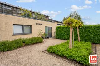 Het appartement is gelegen op het gelijkvloers en omvat een inkomhal, een lichtrijke leefruimte met een open ingerichte open keuken, een wasruimte/berging, 2 slaapkamers en een badkamer met was meubel, inloopdouche en toilet. Aan de leefruimte grenst een gezellig zuidwest georiënteerd terras met private stadstuin. De totale oppervlakte van het appartement is ca. 95m². Het appartement is voorzien van alle comfort en wordt centraal verwarmd met aardgas. Het buitenschrijnwerk bestaat uit aluminium en heeft dubbel glas. <strong>Het appartement is op heden verhuurd!</strong> Wil u dit leuke gelijkvloers appartement op een makkelijk bereikbare locatie nabij het centrum van Lochristi bezoeken? Stuur een mail naar gunther@loimmo.be en wij nemen contact met u op. GEEN TELEFONISCHE afspraken!