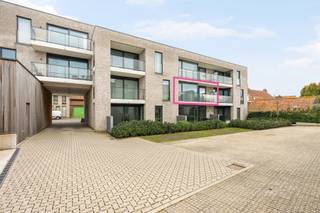 Dit instapklaar appartement is gelegen in Westrozebeke.Het appartement, gelegen op het eerste verdiep, is als volgt ingedeeld:Inkomhal, apart toilet,...