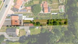 Op slechts een boogscheut van het centrum van Staden en op 10 minuten rijden van Roeselare, vinden we deze charmante halfopen bebouwing terug. De woning is rustig gelegen en geniet van een prachtige, open groene tuin - ideaal voor wie houdt van rust én bereikbaarheid.<br /><br />Deze woning staat op een royaal perceel van maar liefst 1.010 m² en biedt de perfecte balans tussen wooncomfort, parkeerruimte en een mooi stukje natuur. Dankzij de zuidgerichte tuin geniet u van zon en privacy, bovendien is de tuin voorzien van een tuinhuis met garage. <br /><br />Indeling van de woning: <br />Gelijkvloers: Woonkamer met mogelijkheid tot afscheiden aparte eetkamer, functionele keuken met directe toegang tot de veranda en extra ruimte die kan dienstdoen als slaapkamer of polyvalente ruimte.<br />Verdieping: Vier volwaardige slaapkamers, badkamer en toegang tot de zolder. <br /><br />Enkele troeven:<br />- Slechts 10 minuten van centrum Roeselare;<br />- 5 slaapkamers;<br />- Royaal perceel van 1.010 m²;<br />- Rustige ligging met open zicht;<br />- Veel parkeermogelijkheid op eigen terrein.<br /><br />Deze woning is ideaal voor grote gezinnen of wie op zoek is naar rust en ruimte vlak bij de stad. Contacteer ons vandaag nog voor een persoonlijk bezoek! <br /><br />(De geadverteerde prijs is een richtprijs!)