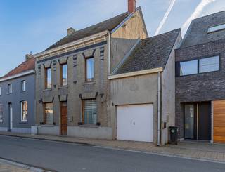 EERSTE KIJKMOMENT - ZON. 12/4/26 - 10u (op afspraak 053/60.65.60)<br /><br />EREMBODEGEM - Dit schitterende renovatieproject met enorme mogelijkheden is gelegen op één van de mooiste plaatsen in Erembodegem. Resschebeke spreekt aan omwille van zijn connectie met de natuur en het nabij gelegen jaagpad en Dender.<br />Dit project biedt de mogelijkheid om de grond langs de achterkant te betreden waardoor er steeds parking achteraan de woning is (eventueel plaatsing carport) en zodat je ook vanaf de achterkant van de tuin, recht de natuur in stapt.<br />De woning zelf kenmerkt hoge plafonds en veel ruimte en licht!<br /><br />De indeling kan zelf nog bepaald worden, het is belangrijk om weten dat de mogelijkheden talrijk zijn om een schitterend plaatje te verwezenlijken.<br />Momenteel is er op de benedenverdieping, de inkomhal met toegang tot woonkamer en open keuken, naast de keuken treffen de we trap naar boven en de badkamer.<br />Op de eerste verdieping zijn er 3 ruime slaapkamers en een vaste trap naar de grote zolderverdieping. De zolder kan omgetoverd worden naar nog extra kamers, bureau, ontspanningsruimte, enz...<br />Rechts van de woning is er nog een grote garage met aanpalende bergingen.<br />De tuin is immens, en omvat een groot overdekt terras, mooie vijver en een open zicht op de natuur.<br /><br />Ben je ook benieuwd naar dit project, kom dan gerust een kijkje nemen na afspraak via 053/60.65.60