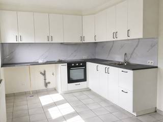 <p><strong>Prachtig duplex appartement met garage te huur in hartje Maasmechelen</strong></p>
<p>Op zoek naar een ruim en lichtrijk appartement op een toplocatie? Dit instapklare duplex appartement, gelegen in het centrum van Maasmechelen, combineert comfort, ruimte en een uitstekende bereikbaarheid. Winkels, scholen en alle voorzieningen bevinden zich op wandelafstand, terwijl u dankzij de vlotte verbinding snel de omliggende steden en de autostrade bereikt.</p>
<p>De eerste verdieping verwelkomt u met een royale leefruimte badend in natuurlijk licht, perfect om tot rust te komen of gasten te ontvangen. Aansluitend bevindt zich de recent vernieuwde keuken, die toegang biedt tot een aangenaam balkon. In de inkomhal is er bovendien een apart gastentoilet voorzien.</p>
<p>Via een stijlvolle houten draaitrap bereikt u de tweede verdieping. Hier vindt u een ruime badkamer, uitgerust met een dubbele lavabo, een vernieuwd ligbad en een douche. Verder beschikt het appartement over twee zeer ruime slaapkamers, waarvan één uitzonderlijk groot is en eventueel opgesplitst kan worden.</p>
<p>Als extra troef beschikt u over een privatieve, ruime garage, gelegen vlak naast de inkom – een zeldzaam voordeel in het centrum.</p>
<p>✔ Centrumligging<br />✔ Veel lichtinval<br />✔ Vernieuwde keuken en badkamer<br />✔ 2 ruime slaapkamers<br />✔ Privatieve garage</p>
<p><strong>Onmiddellijk beschikbaar</strong><br /><strong>Huurprijs: €1.000/maand (inclusief kosten)</strong></p>