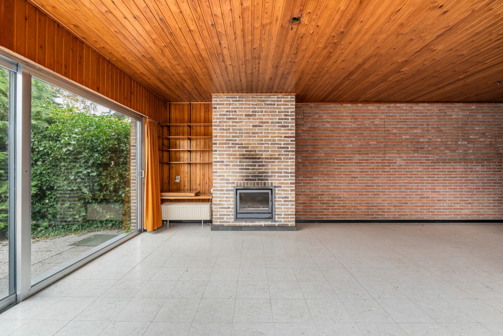 Ruime woning met 3 slaapkamers en garage op 443 m² in rustige woonwijk - foto 5