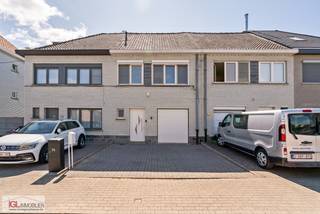 Cette maison mitoyenne a été entièrement rénovée en 2013, puis en 2020, avec un souci de qualité et des finitions intemporelles. Prête à...