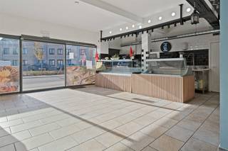 <p><span>Gerenoveerd (2021) handelspand van 206 m² met een te renoveren bovenliggend appartement (124 m²) met 2 slaapkamers gelegen te Beringen.</span></p><p><span> </span></p><p><span>Belangrijkste troeven:</span></p><p><span>- Centrale ligging</span></p><p><span> </span></p><p><span>Handelspand:</span></p><p><span>- EPC label A, airco's</span></p><p><span>- Momenteel verhuurd</span></p><p><span>- Tuin met nieuwe tuinkamer</span></p><p><span> </span></p><p><span>Appartement:</span></p><p><span>- Volledig te renoveren, EPC label F</span></p><p><span>- 2 slaapkamers</span></p><p><span> </span></p><p><span>Bekijk zeker ook de foto's en de grondplannen met de afmetingen. Zo krijgt u van thuis uit al een perfect beeld van wat deze woning te bieden heeft!</span></p><p><span> </span></p><p><span>Wenst u meer info of een vrijblijvende bezichtiging, contacteer dan ons kantoor op het nummer 011 85 15 15 en wij helpen u graag verder.</span></p>