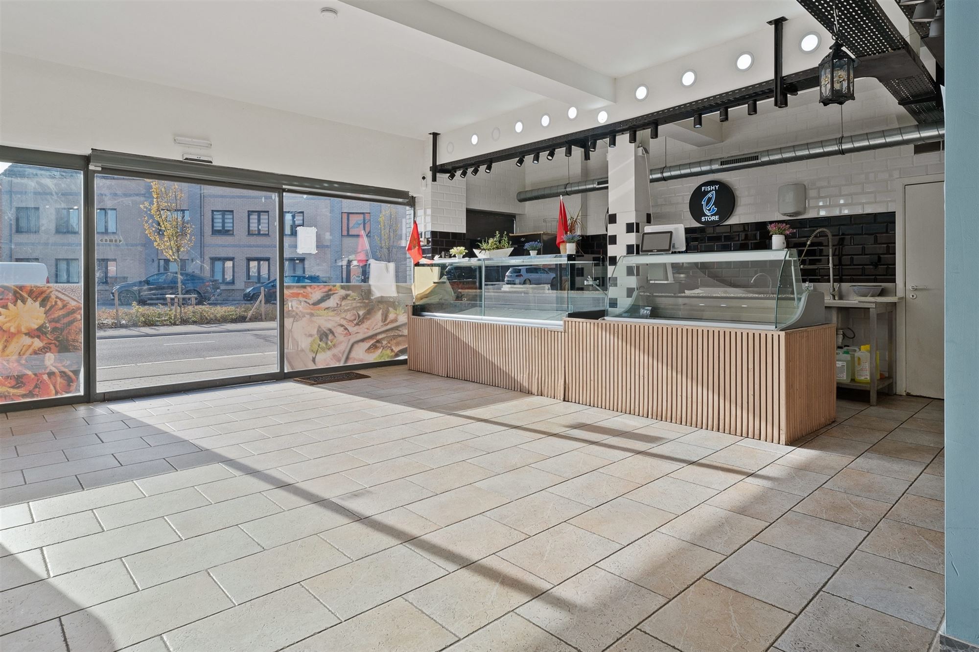 GERENOVEERD (2021) HANDELSPAND VAN 206 m2 MET EEN TE RENOVEREN BOVENLIGGEND APPARTEMENT (124 m2) MET 2 SLAAPKAMERS GELEGEN TE BERINGEN - foto 2