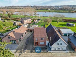 OP TE KNAPPEN GEZINSWONING AAN DE MAAS TE UIKHOVEN !We vinden deze halfopen woning met een bewoonbare oppervlakte van 205 m² terug op een perceel van...