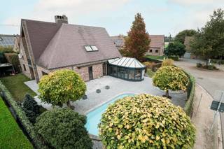 In een rustige, landelijke omgeving van Kampenhout presenteren wij deze stijlvolle 4-gevelvilla, perfect voor wie comfort, ruimte en hoogwaardige afwerking weet te waarderen.
De woning beschikt over:
✨ Ruime woon- en eetkamer met veel lichtinval
🍽️ Luxueus ingerichte keuken met hoogwaardige toestellen van Miele en eetmogelijkheid
🧺 Praktische bijkeuken
🌿 Veranda / wintertuin met zicht op de tuin en het zwembad
🛏️ 3 slaapkamers, waarvan 2 uitgerust met airco
🧑💻 Grote open ruimte ideaal als bureau of hobbyruimte
🛁 Stijlvolle badkamer met ligbad, inloopdouche en dubbele wastafel
🌞 Zuidgericht terras en zwembad, ideaal voor ontspanning
🚗 Garage voor 1 wagen + ruime parking voor 4 wagens
EPC 20250425-0003584714-RES-1 : label C
💰 Vraagprijs: € 699.000
📍 Locatie: Kampenhout
📞 Info & bezoeken: Home Consult – 02 731 07 07 – immo@home-consult.be