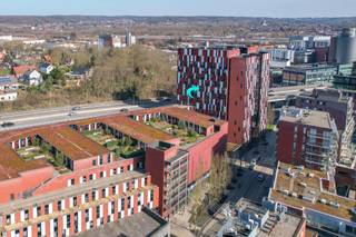 <p>Deze praktische studentenkamer van 17m² bevindt zich op de 8ste verdieping van residentie Waterview aan het Engels Plein te Leuven. Deze studentenresidentie is uniek in zijn soort. De ligging is uitermate gunstig voor studenten, op slechts 1 km van het station van Leuven en op wandelafstand van het centrum. De bruisende buurt langs de Vaartkom biedt eveneens tal van recreatiemogelijkheden, horeca, winkels en groen om tegemoet te komen aan alle noden van de hedendaagse student.<br /><br />De studentenkamer heeft een aangename leefruimte en een aparte badkamer die voorzien is van een lavabo, douche en toilet. Verder is er een grote gemeenschappelijke daktuin, fietsenberging, etc. De ruime gemeenschappelijke ruimte, die gedeeld wordt met 8 inwoners, is uitgerust met een volwaardige keuken.<br /><br />De residentie wordt volledig beheerd door KU Leuven zodat u zich als investeerder geen zorgen hoeft te maken over verhuur, beheer of onderhoud.<br /><br />Mis deze kans niet en vraag vrijblijvend inlichtingen over jouw zorgeloze investering op een van de meest iconische plekken van Leuven.</p>