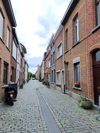 <p><strong>Sommige woningen zijn meteen instapklaar. Andere geven je de kans om helemaal opnieuw te beginnen. Deze woning in de gegeerde wijk Het Looks in Lier behoort tot die laatste categorie. Een plek waar je niet alleen een huis koopt, maar vooral de vrijheid krijgt om er jouw eigen thuis van te maken.</strong></p><p><strong> </strong></p><p><strong>Een blanco canvas</strong></p><p>De woning is volledig te renoveren en biedt alle ruimte om je eigen ideeën tot leven te brengen. Of je nu droomt van een moderne gezinswoning, een karaktervolle stadswoning of een slimme investering, hier vertrek je van een sterke basis.</p><p><strong> </strong></p><p><strong>Ruimte om te groeien</strong></p><p>Vandaag beschikt de woning over twee slaapkamers. Daarnaast wacht op de zolderverdieping nog heel wat potentieel. Mits de nodige aanpassingen en volgens de geldende voorschriften creëer je hier eenvoudig extra slaapkamers, een hobbyruimte of een rustige thuiswerkplek.</p><p><strong> </strong></p><p><strong>Alles binnen handbereik</strong></p><p>De ligging is zonder twijfel een van de grote troeven. In de populaire wijk Het Looks woon je op korte afstand van winkels, scholen, openbaar vervoer en het historische centrum van Lier. Alles wat je nodig hebt, ligt binnen handbereik.</p><p><strong> </strong></p><p><strong>Een woning met mogelijkheden</strong></p><p>Of je nu een starter bent die graag de handen uit de mouwen steekt, een investeerder met een scherp oog voor potentieel of iemand die al langer droomt van een renovatieproject: deze woning biedt alle ingrediënten om er iets moois van te maken.</p><p>Misschien is dit wel de plek waar jouw volgende hoofdstuk begint.</p><p> </p><p>Interesse? Contacteer ons voor een bezoek.</p>