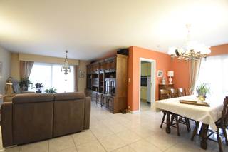 In een rustige straat in het hart van Burcht vind je dit aangename appartement op de eerste verdieping.Dankzij de praktische indeling en het mooie...