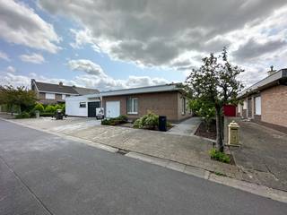 Op een steenworp van de Markt van Tielt vindt u deze gezellige bungalow met drie slaapkamers.De woning is gunstig gelegen binnen de ring van Tielt,...