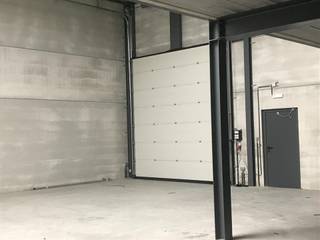 Recente opslagloods van 200m² gelegen op het industrieterrein 'Kleine Heide' in Meeuwen. Dit bedrijventerrein richt zich vooral op KMO's...