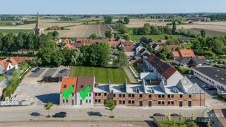 Woonomgeving De Lelie: 18 nieuwbouwwoningen in het landelijke en historische Beauvoorde - REEDS 7 VERKOCHT!<br />Salons De Lelie... Jaren een begrip in Beauvoorde en de héél ruime omgeving als je van plan was om te trouwen, een jubileum of verjaardag te vieren, een souper voor je vereniging te geven of zelfs een galabal van een studentenclub te organiseren. Voor al deze feestelijke aangelegenheden kon je terecht in "De Lelie". <br />Uit deze "gezegende" grond rijzen er heel binnenkort 18 nieuwbouwwoningen. De site is gelegen op de hoek van de Gouden Hoofdstraat en de Vinkemstraat en is gelegen onder het welziend oog van de kerk van Vinkem. Beauvoorde bestaat uit 2 dorpjes: Wulveringem (kant van het kasteel) en Vinkem die gescheiden zijn door de Gouden Hoofdstraat. <br />Beauvoorde is een deelgemeente van Veurne en staat bekend op zijn charmant en poëtisch centrum waarbij het kasteel van Beauvoorde uiteraard dé toerische trekpleister is voor het dorp. Naast een warme bakker, kapsalon, dorpscafé, bloemenwinkel,... biedt Beauvoorde ook tal van hoevewinkels aan waar je verse en lokale producten kan kopen. Door de nabije ligging van de N8 biedt Beauvoorde een vlotte verbinding richting Veurne/E40, de kust maar ook landinwaarts richting Ieper, Poperinge,... <br />Gezien de bouwwerken aan deze site nog maar recent gestart zijn, kan elke woning worden afgestemd op de persoonlijke smaak en wensen van de koper, dit zowel naar afwerking als naar indeling. 17 van de 18 woningen vallen onder de noemer "nieuwbouw", 1 woning valt onder het stelsel van de registratierechten. <br />De woningen worden omgeven door een groene zone waarbij de bewoners kunnen genieten van de rust en de natuur. De site wordt eveneens voorzien van 2 oplaadpalen. <br />De prijzen zijn vanaf € 382.576, exclusief kosten. De lichtrijke woonkamer bestaat uit de zit- en eetplaats en een volledig uitgeruste keuken. Verder op het gelijkvloers is er steeds een ruime berging en een inkomhall met apart toilet. Op de verdiepingen verschilt het aantal slaapkamers van woning tot woning maar sowieso is er een badkamer voorzien met inloopdouche én ligbad en een apart toilet. In de meeste woningen is er reeds een vaste trap voorzien tussen het eerste en het tweede verdiep. Het terras/tuintje is er om te genieten van de gezonde buitenlucht en de zonnestralen. Er is mogelijkheid tot het bijkopen van een autostaanplaats. <br />Verder zitten standaard in de afwerking: regenwaterput van 10.000 liter, warmtepomp, 8 zonnepanelen, volledig uitgeruste keuken, badkamer sowieso met inloopdouche en ligbad, terras in gezaagd polierbeton,... Alles wordt uiteraard volgens de geldende isolatienormen gebouwd: spouw-, muur- én dakisolatie. De fietsenberging en parkomgeving zijn gemeenschappelijke voorzieningen. <br />Nieuwe dronebeelden geven je een prachtig totaalbeeld van het project — AI heeft alvast een handje geholpen om het gras mooi groen aan te leggen<br />Indien aan de voorwaarden voldaan, 6% BTW ipv 21% BTW! <br />Neem zeker contact op om te vernemen wat de overige woningen inhouden! Er is zeker voor elk wat wils in deze woonomgeving De Lelie!