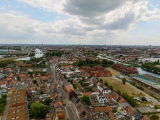 Bouwgrond van 216 m² op strategische locatie in Gent<br /><br />Op een centrale en vlot bereikbare locatie aan de Meulesteedsesteenweg 127/129 in Gent bevindt zich deze bouwgrond met een perceeloppervlakte van 216 m². Een interessante opportuniteit voor wie wil bouwen of investeren in een stadswijk die volop in ontwikkeling is.<br /><br />De bouwgrond ligt in Muide-Meulestede, nabij het Voorhavenpark en op korte afstand van het centrum van Gent. Winkels, scholen, horeca, openbaar vervoer en andere dagelijkse voorzieningen bevinden zich in de nabije omgeving. Ook de verbinding met de E17 en E40 is vlot bereikbaar.<br /><br />De ligging vormt een belangrijke troef. Muide-Meulestede bevindt zich namelijk op een kantelpunt waarbij verschillende grootschalige stadsontwikkelingen en mobiliteitsprojecten samenkomen. Met het stadsvernieuwingsproject Muide Meulestede Morgen zet Stad Gent sterk in op meer groen, kwalitatieve publieke ruimte en betere fiets- en wandelverbindingen.<br /><br />Ook op vlak van mobiliteit verandert de omgeving aanzienlijk. De nieuwe Verapazbrug zorgt voor een hertekening van de verkeersstromen rond de wijk en moet het doorgaand verkeer in Muide en Meulestede verminderen. Daarnaast zijn er verdere plannen voor de uitbreiding van het tramnet, waardoor de bereikbaarheid met het openbaar vervoer in de toekomst verder versterkt wordt.<br /><br />Een andere belangrijke ontwikkeling is Oude Dokken, het nieuwe stadsdeel dat vlakbij wordt uitgebouwd. De voormalige havenomgeving transformeert er tot een levendige stadswijk met meer dan 1.000 woningen, groenvoorzieningen, publieke functies, recreatie en een uitgebreide fiets- en wandelpromenade.<br /><br />Ook binnen Muide-Meulestede zelf wordt verder geïnvesteerd in groen en leefbaarheid. Met onder andere het Voorhavenpark en verschillende andere groene zones krijgt de buurt steeds meer een aangenaam en stedelijk woonkarakter.<br /><br />Perceeloppervlakte: 216 m²<br /><br />Kortom, een interessante bouwgrond voor wie op zoek is naar een stedelijke locatie in Gent, met een goede bereikbaarheid én het potentieel van een buurt die de komende jaren verder wordt ontwikkeld.<br /><br />Voor meer informatie kunt u contact opnemen met Eva via 0475 69 38 22 of eva@vicusvastgoed.be.