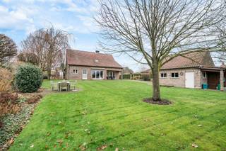 Tiptop onderhouden en rustig gelegen gezinswoning met 4 slaapkamers op een riant perceel van 2.117m² in een doodlopende straat, vlakbij...