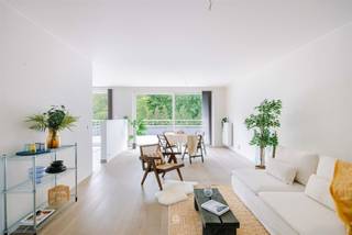 <p><span>Destelbergen</span><span> - Lichtrijk appartement met zicht op de Damvallei</span></p><p><span> </span></p><p><span>Op een rustige en centrale ligging in Destelbergen bevindt zich dit verzorgd appartement op de eerste verdieping met twee slaapkamers, ruime terrassen en open zicht op de Damvallei. </span></p><p><span>Dankzij de praktische indeling en de grote raampartijen geniet u hier van een aangename woonomgeving nabij het groen, met veel natuurlijke lichtinval doorheen het appartement.</span></p><p><span> </span></p><p><span>Enkele troeven:</span></p><ul><li><span>Instapklaar appartement met veel lichtinval</span></li><li><span>Centrale ligging nabij Gent en belangrijke invalswegen</span></li><li><span>Terrassen aan de voor- en achterzijde (samen ca. 81 m²!) zodat u de hele dag door van de zon geniet</span></li><li><span>Afgewerkt met oog voor detail en kwalitatieve materialen</span></li><li><span>Lift aanwezig</span></li><li><span>Nabij Damvalleimeer, Reinaertpark en sporthal Bergenmeers</span></li><li><span>Inclusief kelderberging en garagebox</span></li></ul><p><span> </span></p><p><span>De indeling gaat als volgt: </span></p><p><span>Via de inkomhal met gastentoilet komt u binnen in de lichtrijke leefruimte die aansluit op de geïnstalleerde keuken met praktische berging voorzien van aansluiting voor wasmachine.</span></p><p><span>De leefruimte en keuken geven uit op het terras aan de voorzijde van het gebouw, waar u geniet van een mooi groen uitzicht over het Damvalleimeer.</span></p><p><span> </span></p><p><span>Via de nachthal bereikt u de badkamer met inloopdouche, lavabo en toilet, alsook de twee volwaardige slaapkamers die beide toegang geven tot het terras achteraan. Eén slaapkamer beschikt bovendien over een ensuite met sanitaire aansluitingen, waardoor eenvoudig een extra douchekamer kan worden ingericht.</span></p><p><span> </span></p><p><span>Doorheen het appartement werd bovendien voorzien in praktische ingemaakte kasten, wat zorgt voor extra bergruimte en een verzorgde uitstraling. </span></p><p><span> </span></p><p><span>Verder beschikt het appartement over een kelderberging en een ondergrondse garagebox.</span></p><p><span> </span></p><p><span>Belangrijk: </span></p><p><span>Richtprijs: 475.000 EUR</span></p><p><span>EPC: B (118,14 kWh/m² jaar)</span></p><p><span> </span></p><p><span>Contacteer Axel Lenaerts Makelaars voor meer informatie of een bezoek: <span>destelbergen@axellenaerts.be</span></span><span> of 09/219.08.77</span></p>