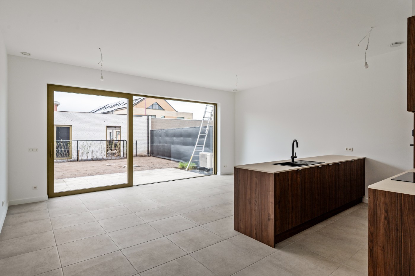 Ruim en licht nieuwbouw app. op de gelijkvloerse verdieping met 2 slpk., tuintje en garagebox - foto 5