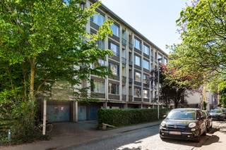 Deze charmante studio is gelegen in de Zonnewijzerstraat, een rustige en aangename straat die uitkomt op het Harmoniepark. Dankzij de uitstekende ligging geniet u van een vlotte bereikbaarheid met het openbaar vervoer, nabijheid van winkels, belangrijke invalswegen en een ruim aanbod aan restaurants en cafés.<br /><br />De studio bevindt zich op de bovenste en vierde verdieping en is bereikbaar via een inkomhal met praktische vestiairekast en een apart toilet. De leefruimte is bijzonder lichtrijk dankzij de grote ramen, die bovendien een mooi zicht bieden op het omliggende groen. De ruimte is functioneel ingericht met ingebouwde kasten en een handige uit plooibaar murphy bed.<br /><br />Aansluitend vindt u de kitchenette, uitgerust met een spoelbak, koelkast en voldoende opbergruimte in boven- en onderkasten. Vanuit de kitchenette heeft u toegang tot het aangename terrasje, dat zuidoost georiënteerd is.<br /><br />De badkamer is voorzien van een lavabo en een ligbad met douchesproeier.<br /><br />Deze studio is zowel een uitstekende investering als een ideale woonoplossing voor studerende kinderen of starters die een plek in de stad zoeken.<br /><br />Troeven:<br />+ Geen bovenburen<br />+ Conforme elektriciteit<br />+ Asbestveilig<br />+ Lichtrijke studio met groen zicht<br />+ Vlot bereikbaar<br /><br />Interesse? Neem gerust contact op met VB Vastgoed via 03 337 50 70 of via info@vbvastgoed.be.