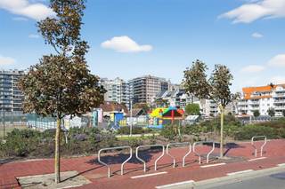 <p><span>Uitzonderlijk goed gelegen 2-slaapkamerappartement met groot zonnig terras aan de jachthaven van Blankenberge. </span></p><p><span>Bij het binnentreden van dit instapklaar appartement ervaart u één en al licht.</span></p><p><span>De leefruimte is afgewerkt met een kwalitatieve houten vloer en een moderne open keuken met alle comfort. </span></p><p><span>U geniet hier van een fijn zicht naar de jachthaven en het groen omgeven Leopoldpark. In de verte kan u genieten van de zee met zijn woeste golven. </span></p><p><span>De hal met ingemaakte kasten leidt ons naar de 2 slaapkamers die in verbinding staan met het royaal zuidgericht terras.</span></p><p><span>Beide slaapkamers kunnen worden voorzien van een 2-persoonsbed. </span></p><p><span>In 1 van de slaapkamers vinden we praktische ingemaakte kasten en een aansluiting voor de wasmachine. </span></p><p><span>Stijlvol betegelde badkamer met inloopdouche, lavabomeubel met spiegelkasten en een hangtoilet. </span></p><p><span>Er is een afzonderlijk gastentoilet. Geriefelijke berging op het appartement. </span></p><p><span>Fijne troeven zijn het gunstig epc, de blanco elektrische keuring en de hoogrendementsbeglazing.</span></p><p><span>Het appartement wordt verwarmd op gas met een condenserende ketel</span></p><p><span>U kan gebruik maken van de privatieve kelderberging en een gemeenschappelijke fietsenstalling. </span></p><p><span>Grote troef is de mogelijkheid tot aankoop van een garagebox in het gebouw. </span></p><p><span> </span></p><p><span> </span></p>